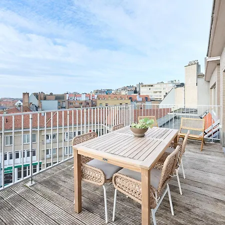 Penthouse Met Garage Apartment *